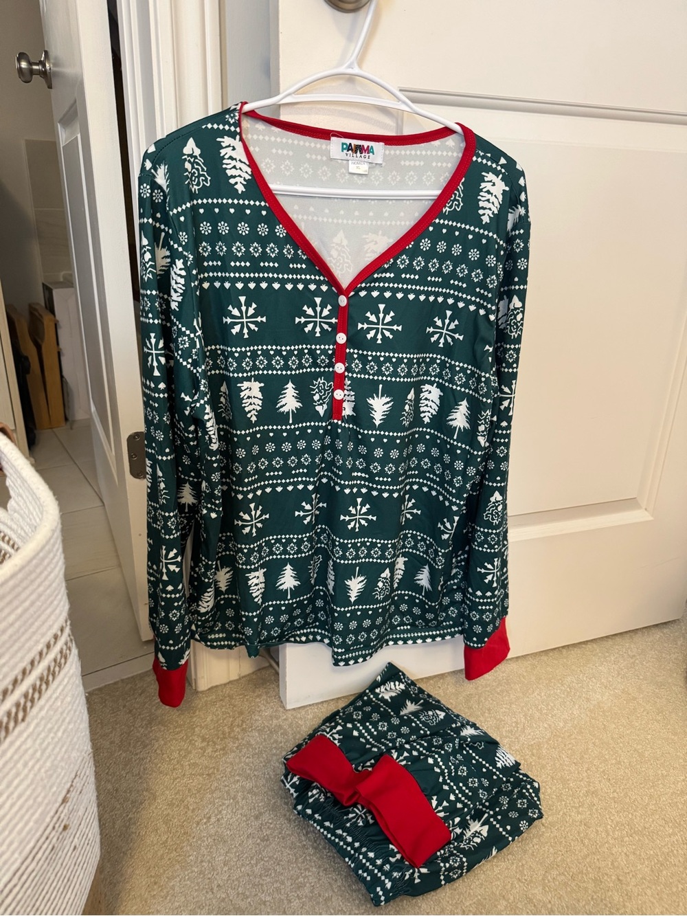 Pajama Village Women's Green & Red Holiday Long-Sleeve Pajama Set Christmas